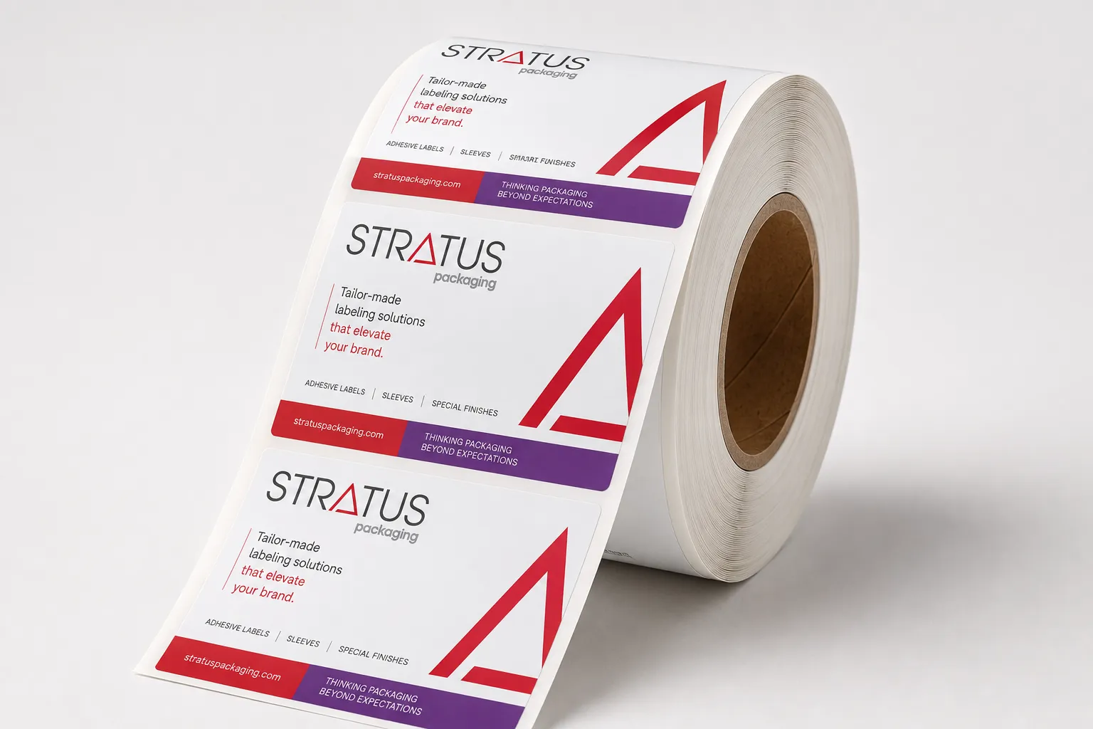Bobine d'étiquettes adhésives Stratus imprimées, se déroulant sur un fond clair de studio