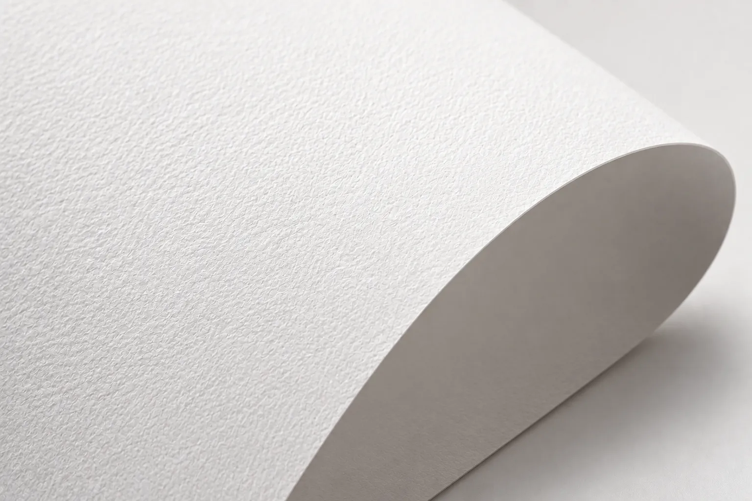 Macro d'un papier d'étiquette blanc texturé feutrine, souplement courbé