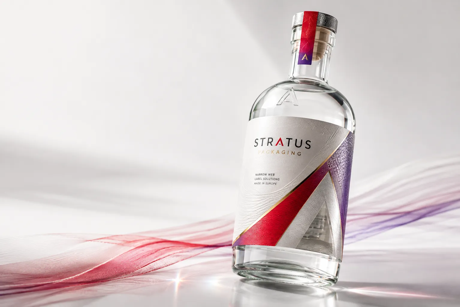 Bouteille en verre habillée d'une étiquette premium Stratus, traversée par des voiles rouge et violet en mouvement